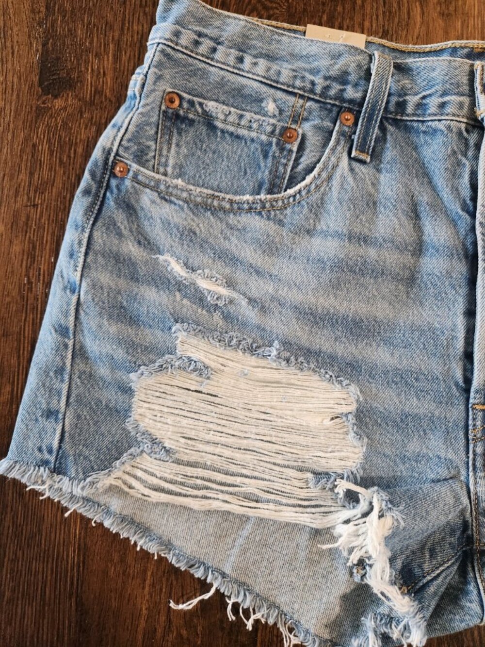 Levi’s NWT Women’s 501 Shorts Cotton High Rise Distressed Size 32 - Picture 3 of 5